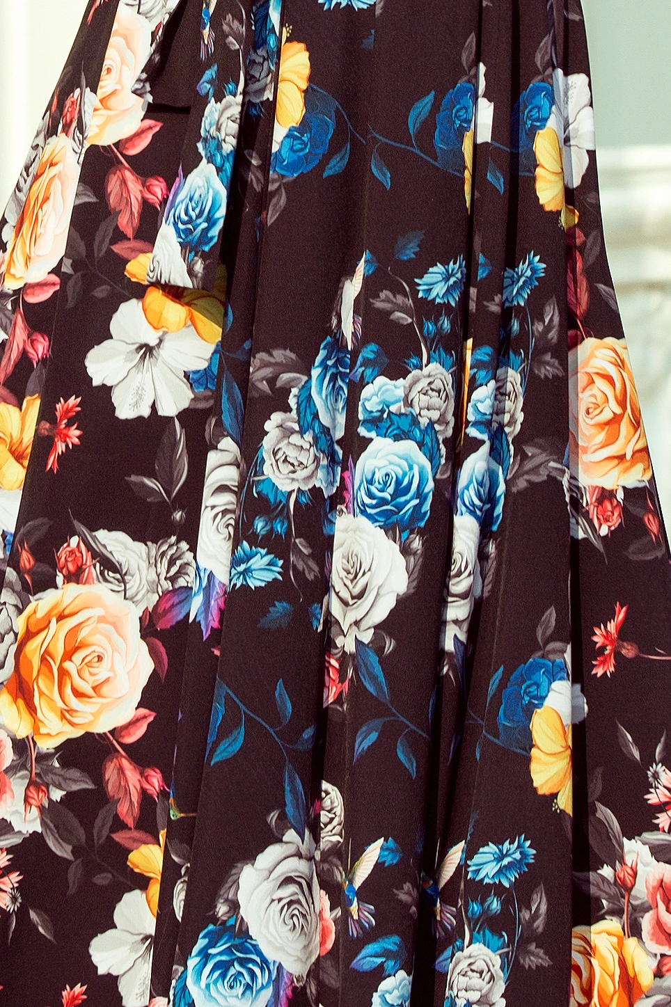  194-3 Długa suknia z hiszpańskim dekoltem - czarna w kolorowe kwiaty 