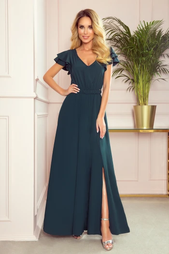 Kobieta na zdjęciu prezentuje elegancką sukienkę maxi z rozcięciem, która idealnie podkreśla sylwetkę i dodaje szyku każdej stylizacji. Ta długa sukienka z rozcięciem to doskonały wybór na wyjątkowe okazje, łącząc w sobie klasykę i nowoczesność.