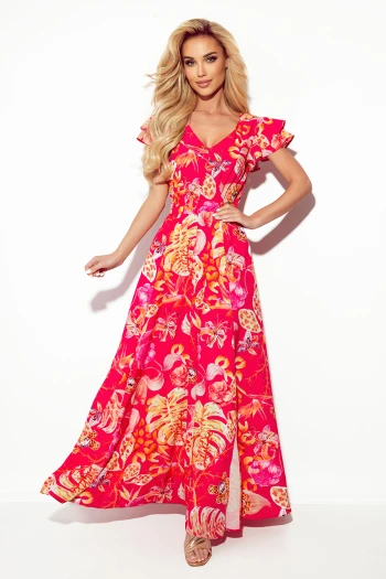 Modelka prezentuje elegancką sukienkę maxi w tropikalne wzory, która przyciąga uwagę intensywnymi kolorami i zwiewnym krojem. Ta sukienka maxi idealnie sprawdzi się na letnie przyjęcia, dodając stylizacji lekkości i świeżości.