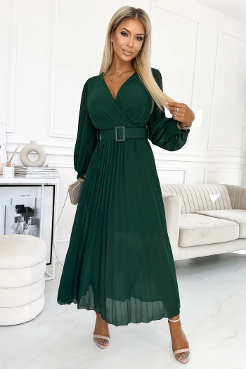 Modelka prezentuje elegancką sukienkę midi z paskiem, która podkreśla kobiecą sylwetkę i dodaje szyku każdej stylizacji. Sukienka midi z paskiem wyróżnia się głębokim odcieniem zieleni oraz subtelnymi plisami, które nadają jej lekkości i klasy.