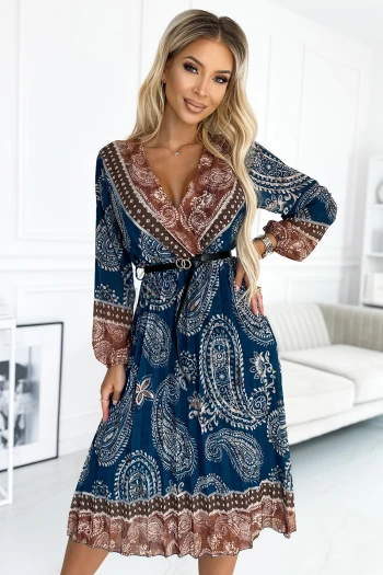 Modelka prezentuje elegancką sukienkę boho, która zachwyca swoim niepowtarzalnym wzorem paisley. Sukienka boho idealnie podkreśla sylwetkę, a jej kolorystyka dodaje stylizacji wyrafinowanego charakteru.