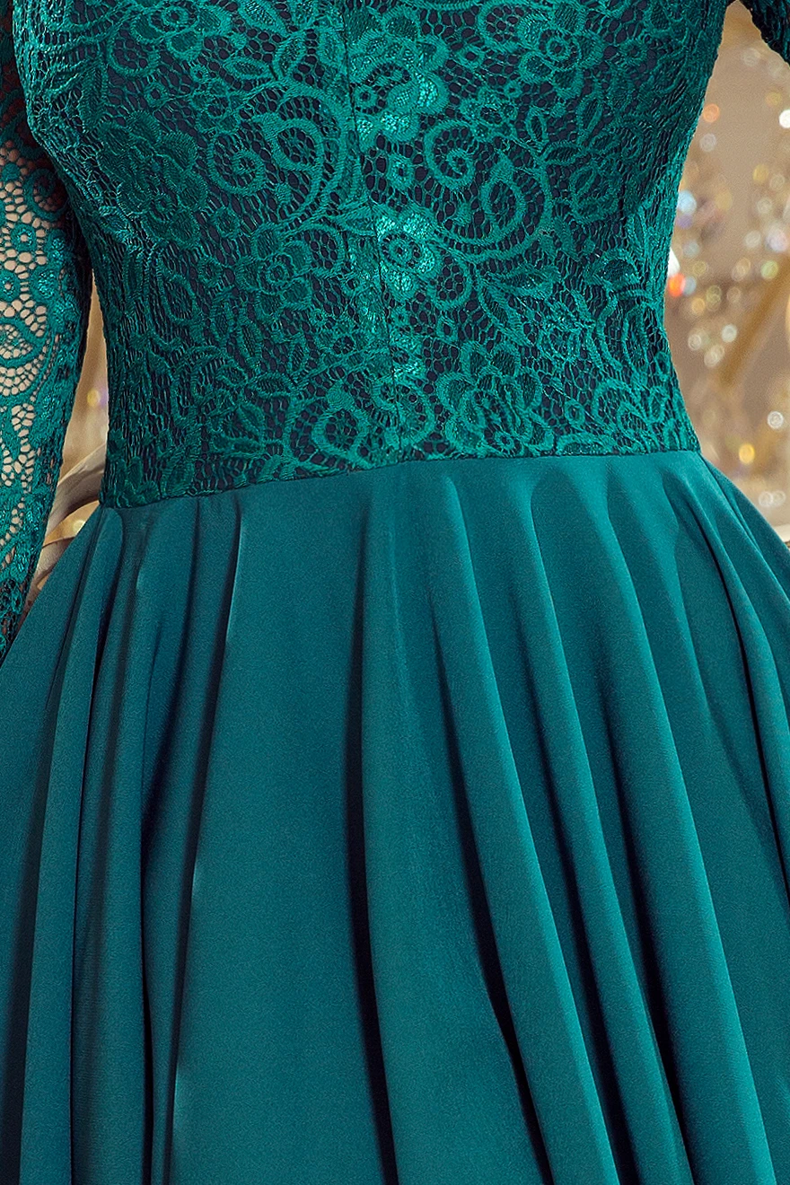 210-8 NICOLLE - sukienka z dłuższym tyłem z koronkowym dekoltem - BUTELKOWA ZIELEŃ 