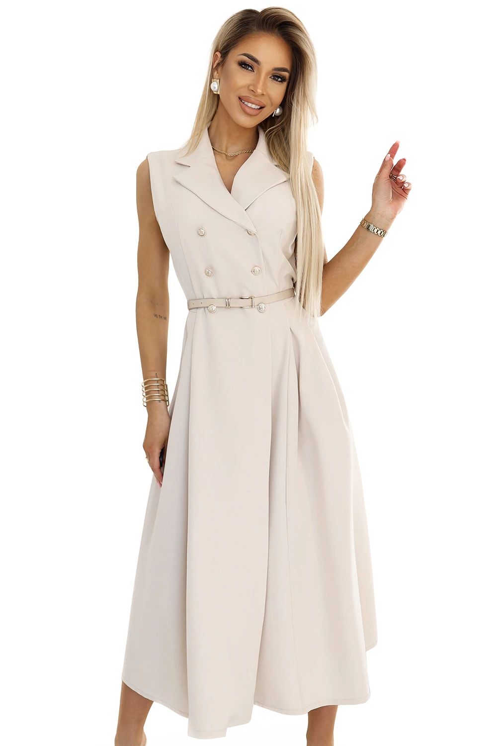 Kobieta na zdjęciu prezentuje elegancką sukienkę midi bez rękawów, która idealnie podkreśla sylwetkę. Sukienka midi z paskiem i ozdobnymi guzikami dodaje szyku i klasy każdej stylizacji.