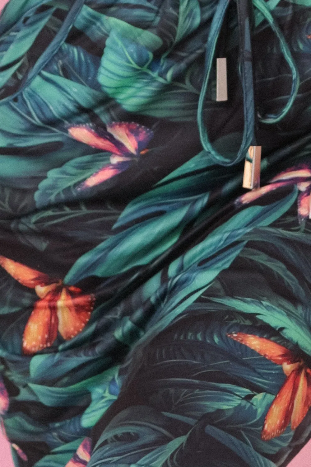Modelka prezentuje eleganckie legginsy Butterfly Jungle, które zachwycają tropikalnym wzorem liści i motyli. Te legginsy Butterfly Jungle idealnie łączą komfort z unikalnym stylem, dodając każdej stylizacji odrobinę egzotyki.