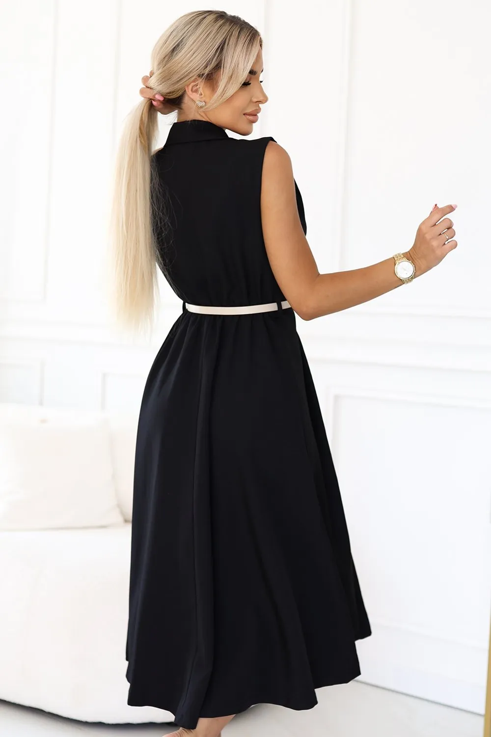 Kobieta na zdjęciu prezentuje elegancką sukienkę maxi w czarnym kolorze, która podkreśla jej sylwetkę i dodaje klasy. Sukienka maxi jest idealna na wieczorne wyjścia, łącząc w sobie prostotę z wyrafinowaniem.