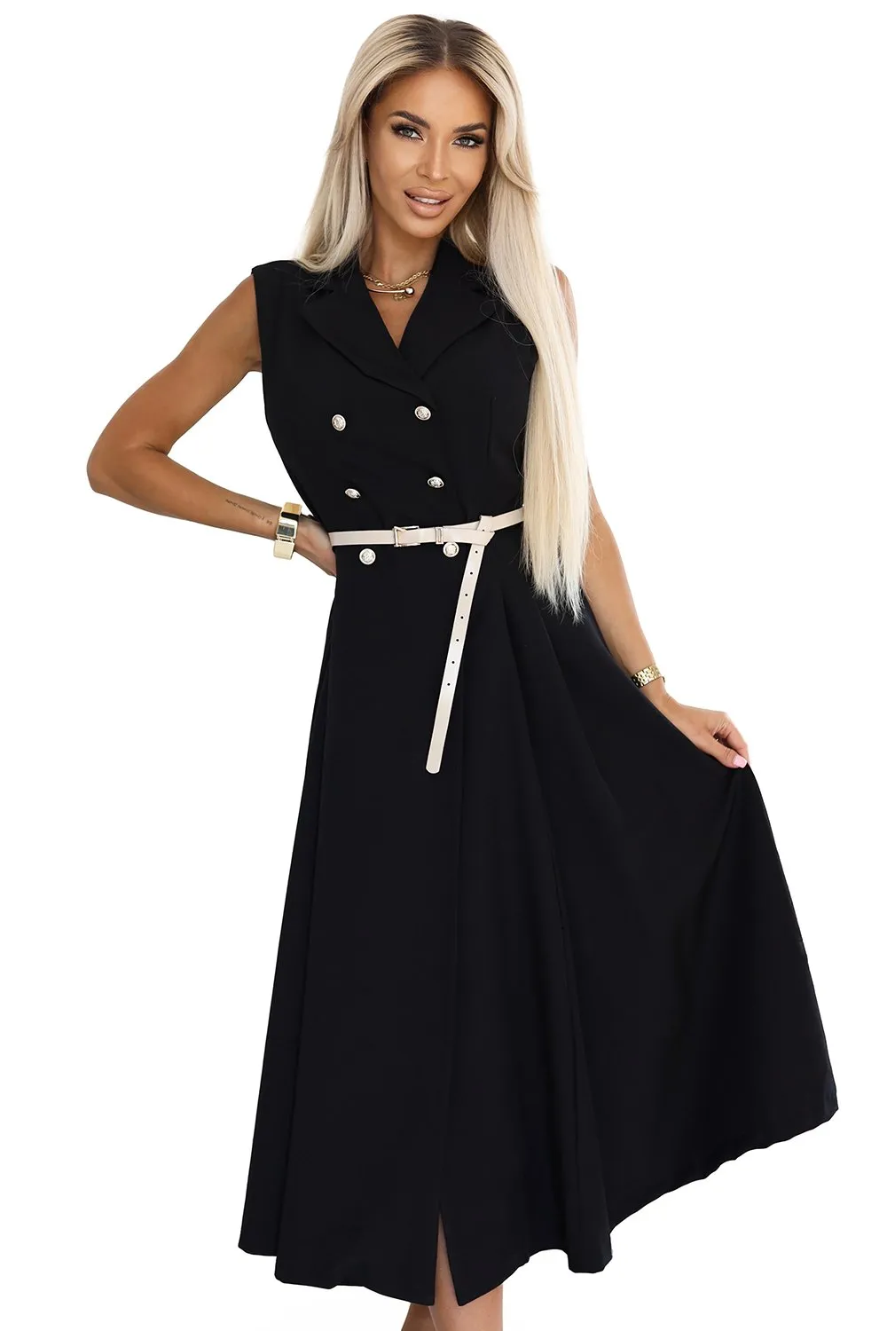 Kobieta na zdjęciu prezentuje elegancką czarną sukienkę midi z podwójnym rzędem guzików, która idealnie podkreśla sylwetkę. Sukienka midi z paskiem w talii dodaje stylizacji klasy i wyrafinowania, tworząc doskonały wybór na każdą okazję.