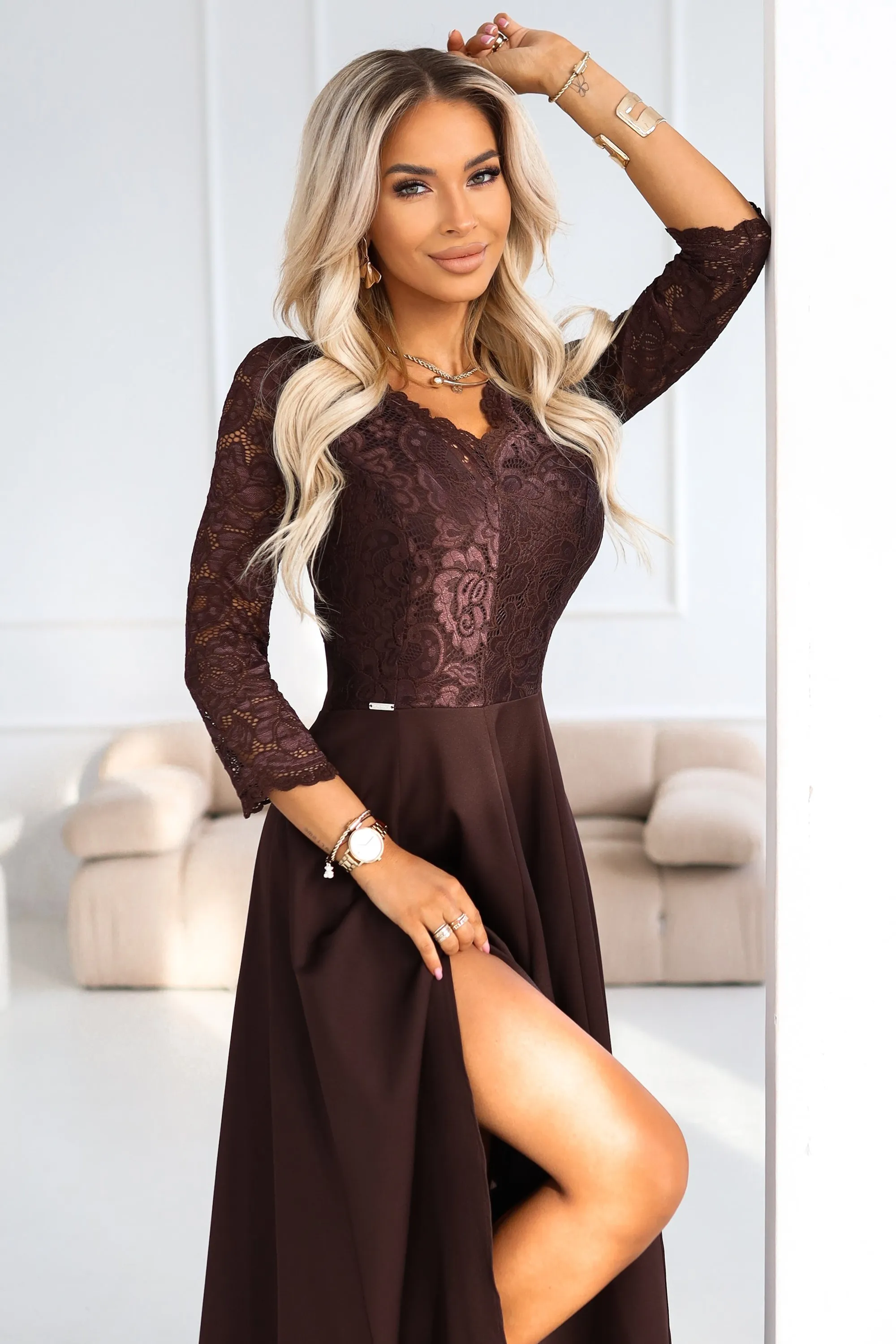 309-14 AMBER elegancka długa koronkowa suknia z dekoltem - czekolada