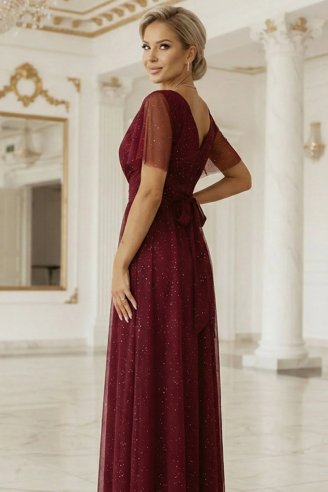 635-5 MELANIA długa błyszcząca suknia z dekoltem i krótkim rękawkiem - bordowa