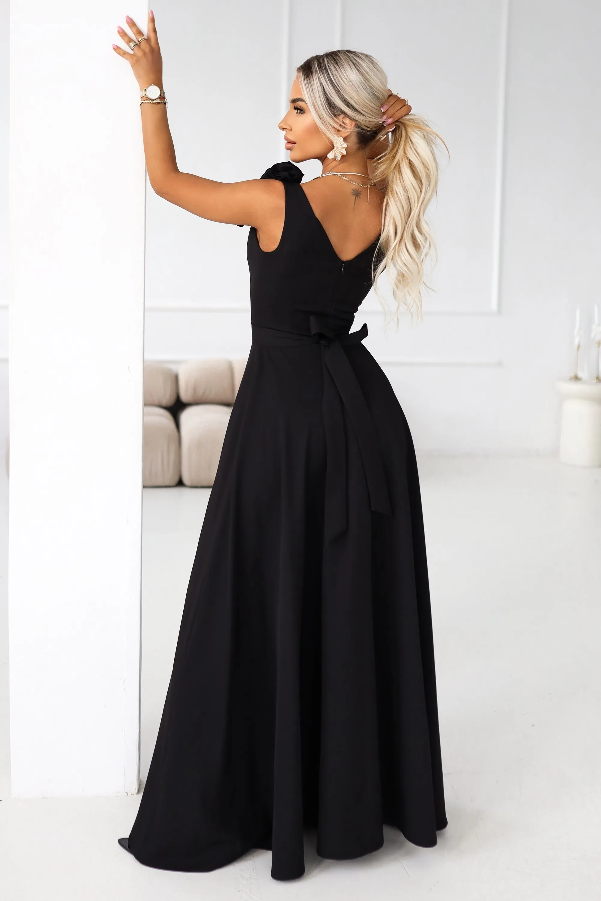643-2 Elegancka wieczorowa suknia maxi z rozcięciem i różami - klasyczna czerń