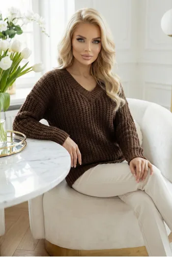 661-2 Ciepły sweter oversize o mięsistym splocie i dekolcie V - czekoladowy