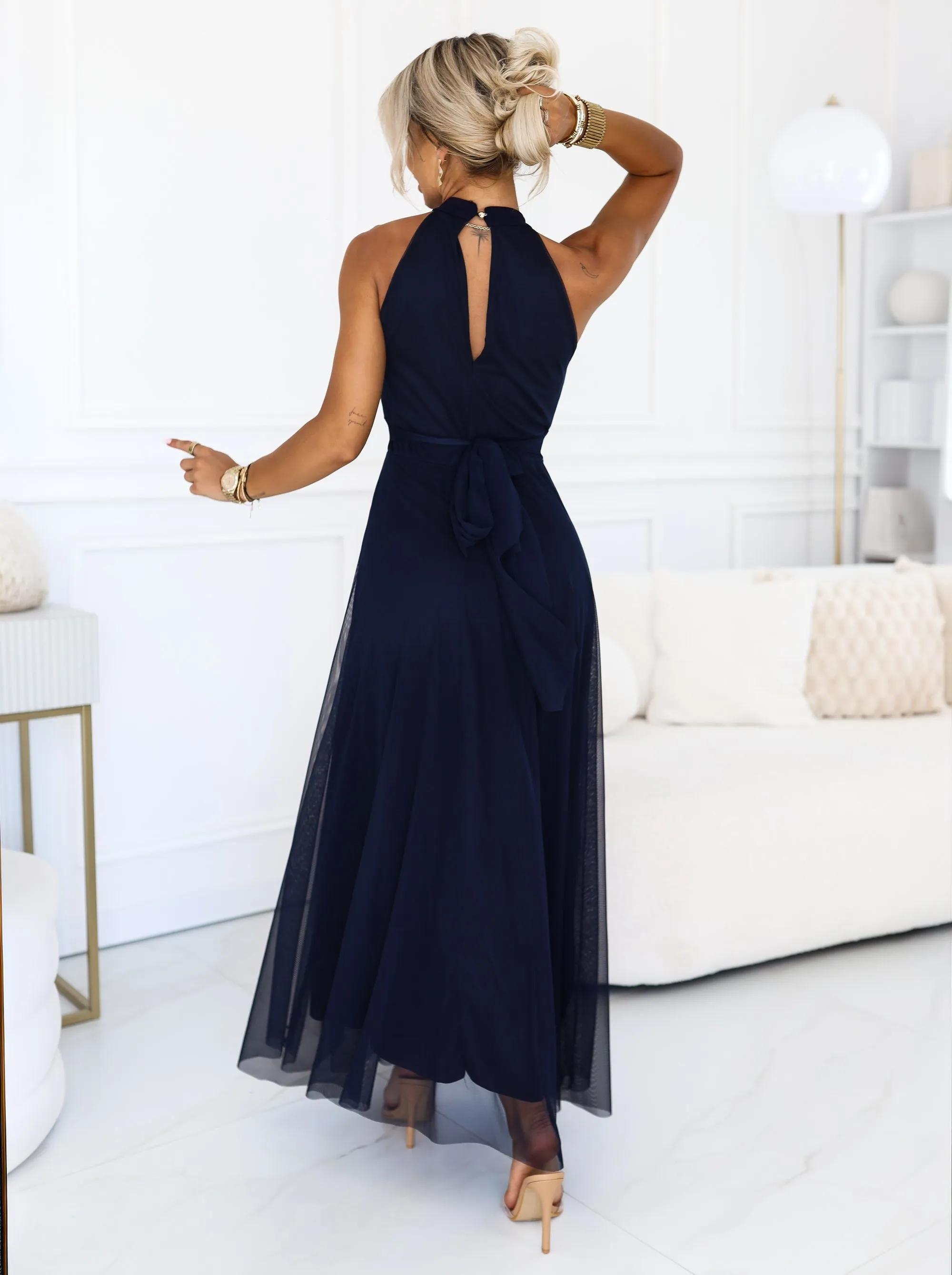 662-3 Elegancka sukienka wieczorowa maxi halter z tiulem i wiązaniem w talii - granatowa