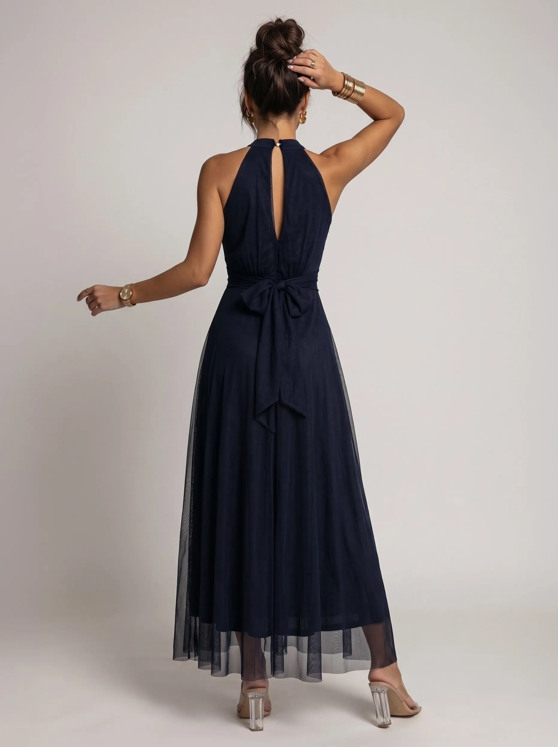 662-3 Elegancka sukienka wieczorowa maxi halter z tiulem i wiązaniem w talii - granatowa