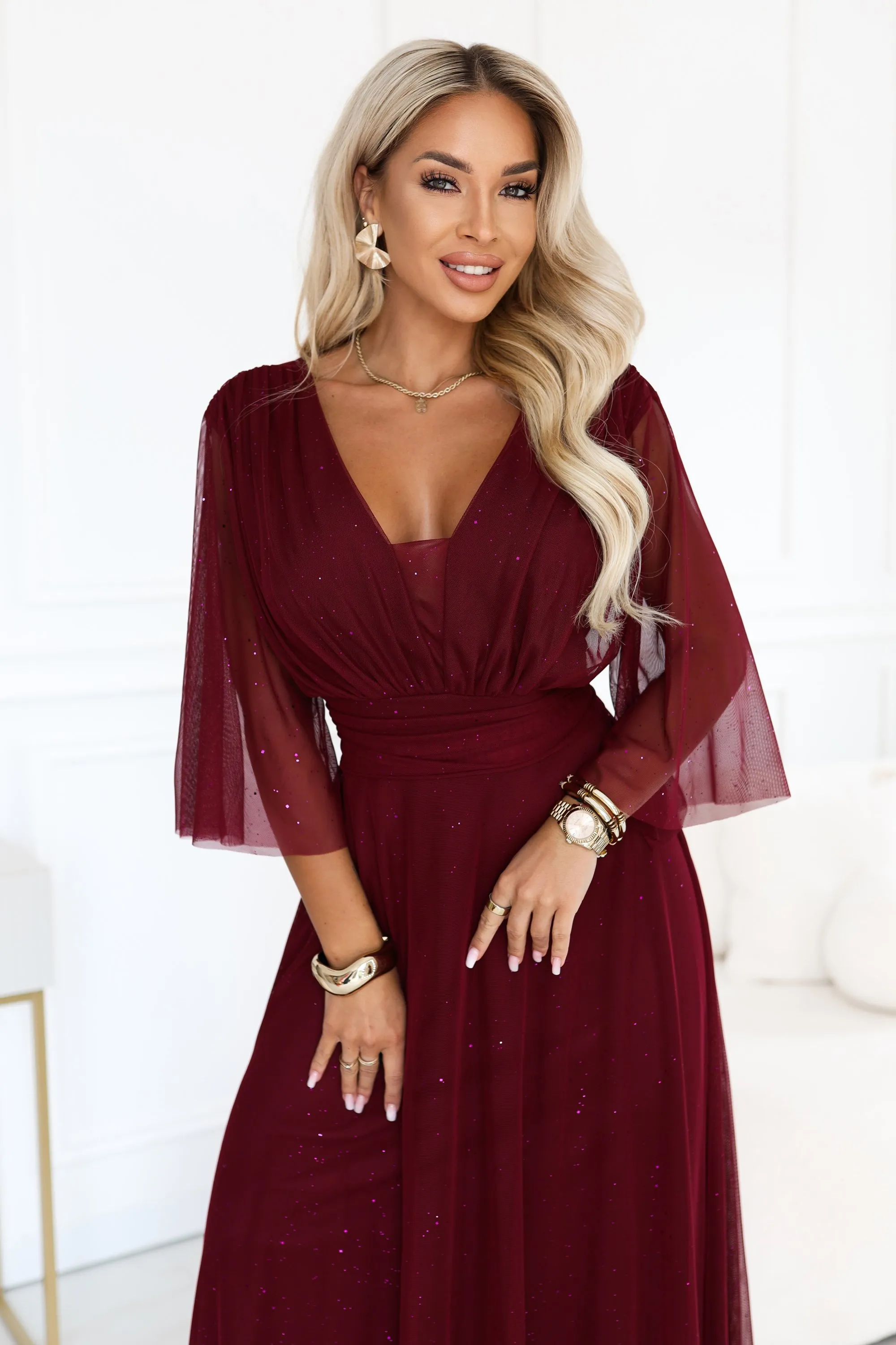 654-6 Długa połyskująca sukienka plus size z dekoltem i transparentnym rękawkiem - bordowa