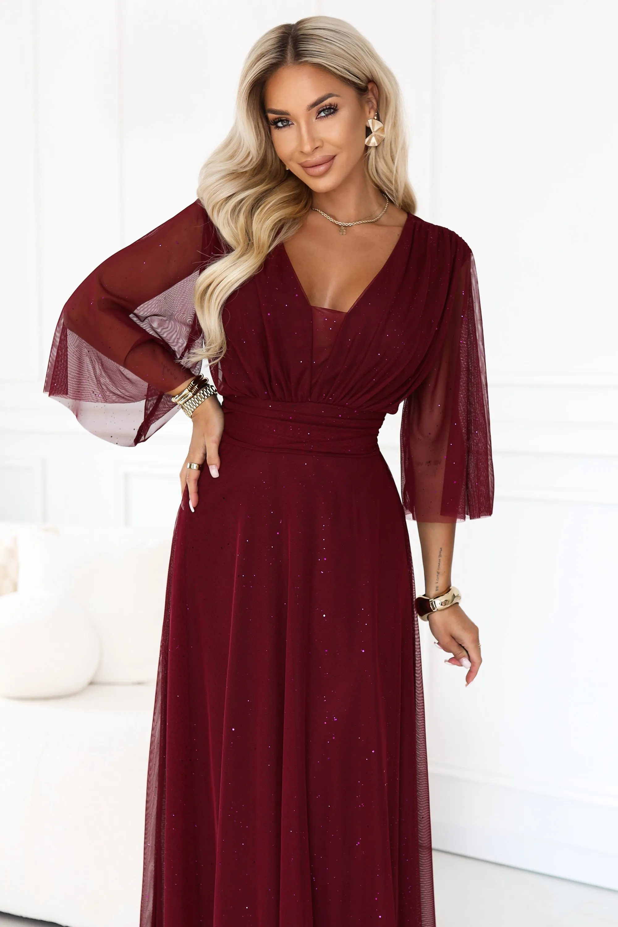 654-6 Długa połyskująca sukienka plus size z dekoltem i transparentnym rękawkiem - bordowa