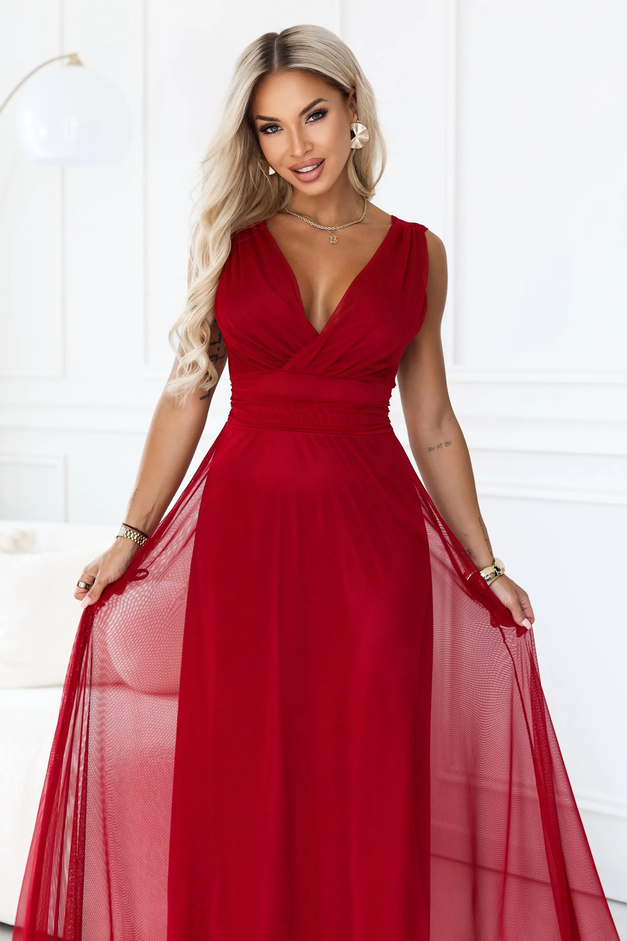 687-2 Elegancka sukienka maxi z kopertowym dekoltem i odkrytymi plecami - jasne bordo