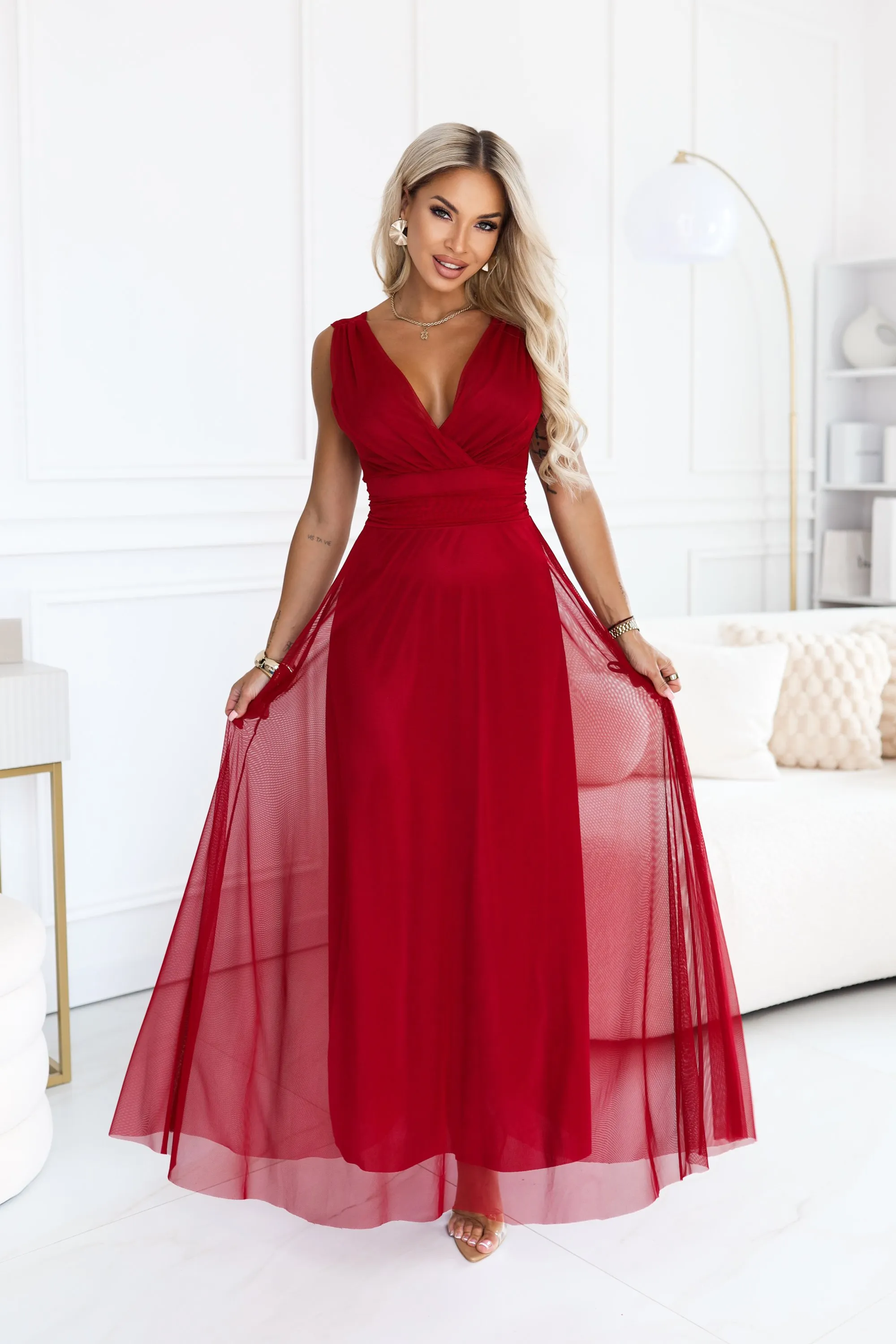 687-2 Elegancka sukienka maxi z kopertowym dekoltem i odkrytymi plecami - jasne bordo