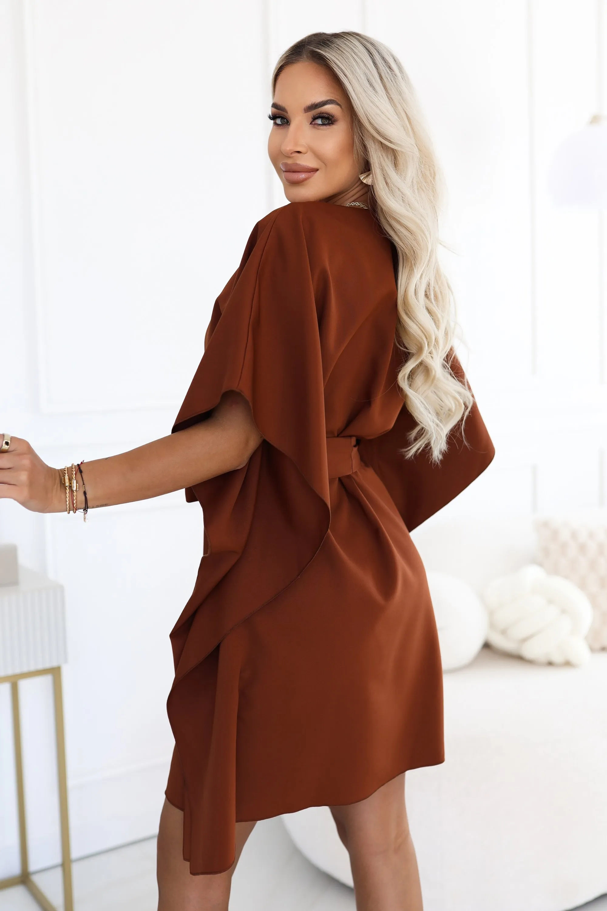 287-45 SOFIA Kobieca sukienka typu motyl z wiązaniem w pasie - cynamonowy brąz