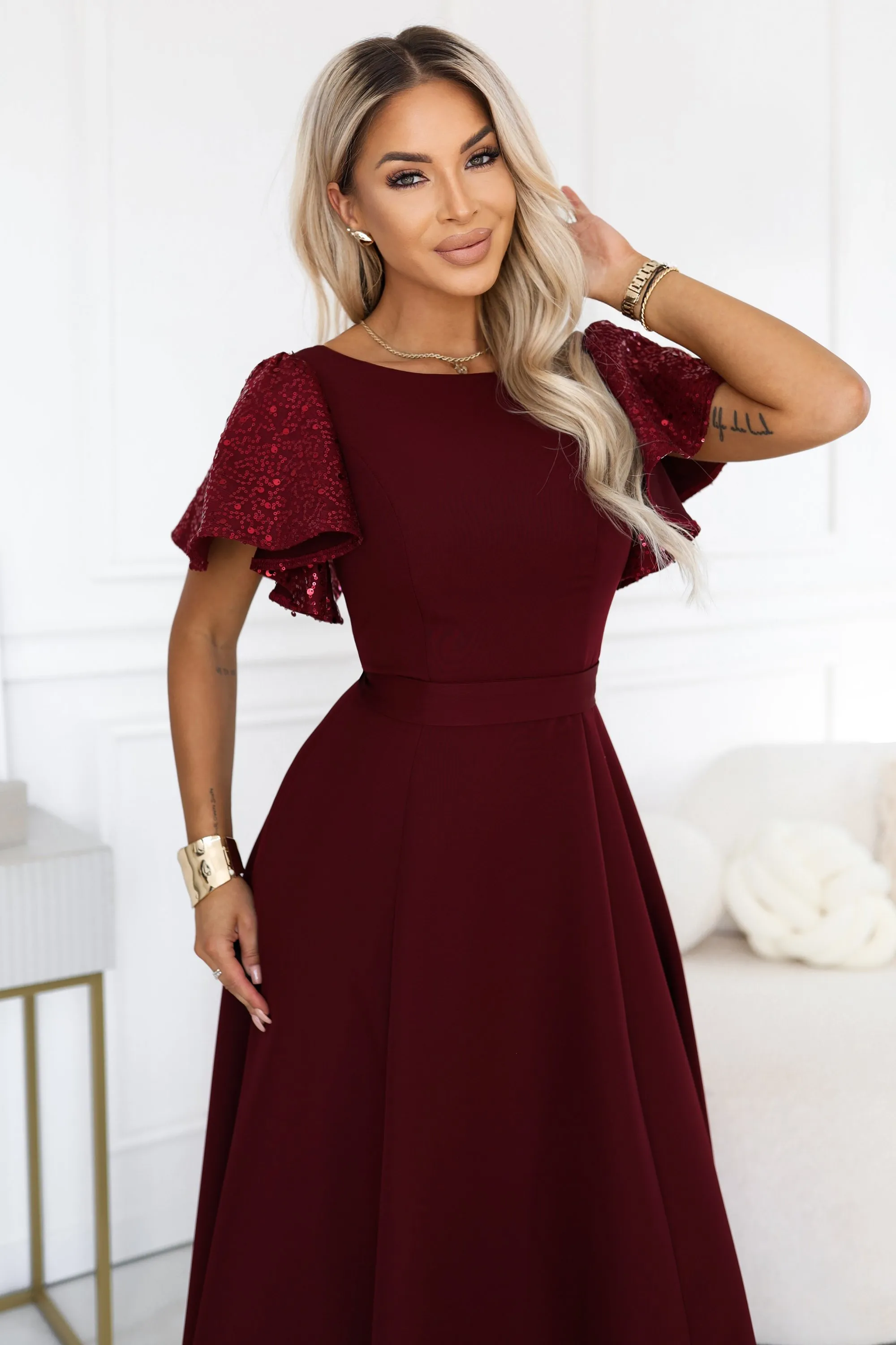 694-3 MIRELLA Elegancka rozkloszowana sukienka maxi z cekinowymi rękawami - bordowa