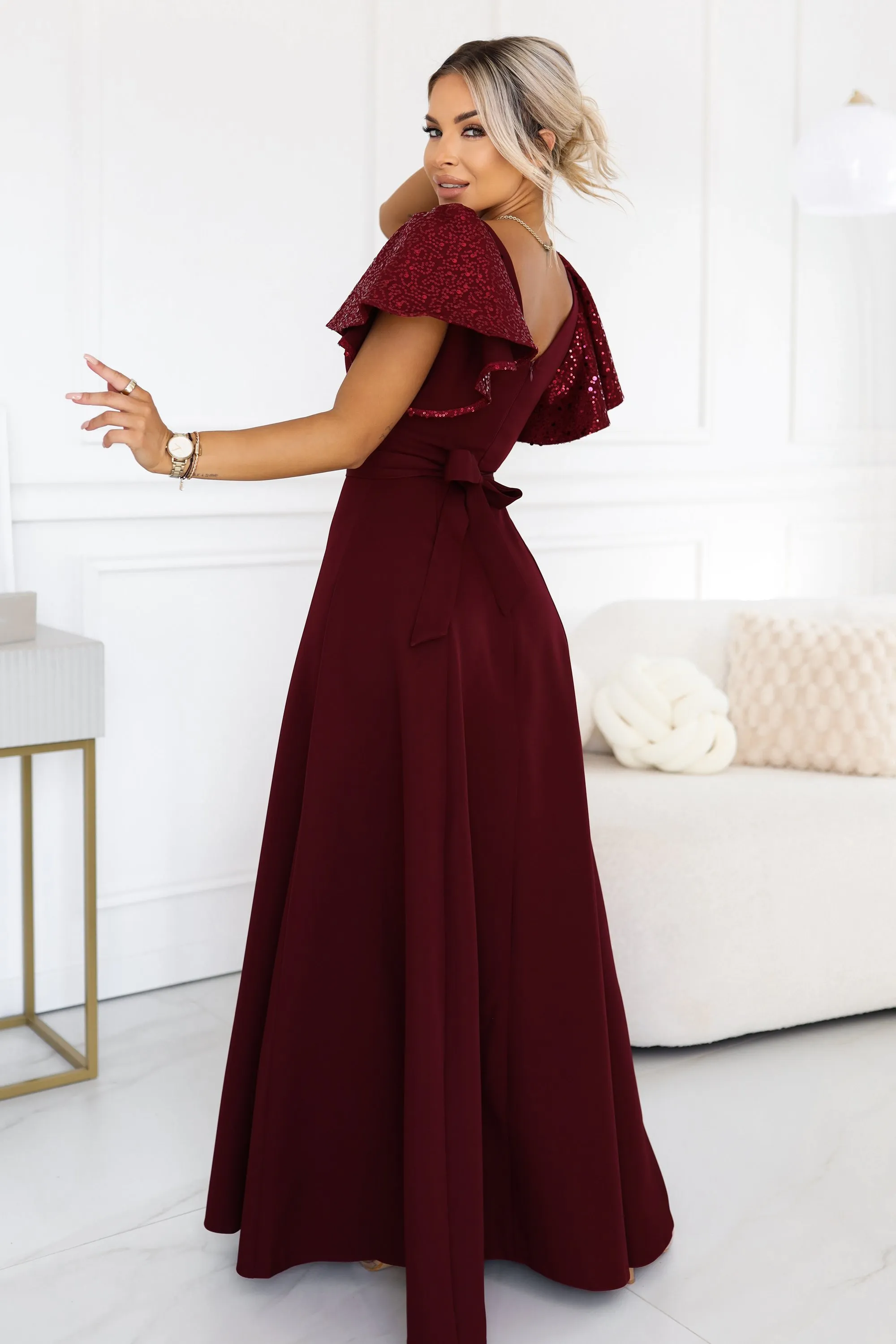694-3 MIRELLA Elegancka rozkloszowana sukienka maxi z cekinowymi rękawami - bordowa