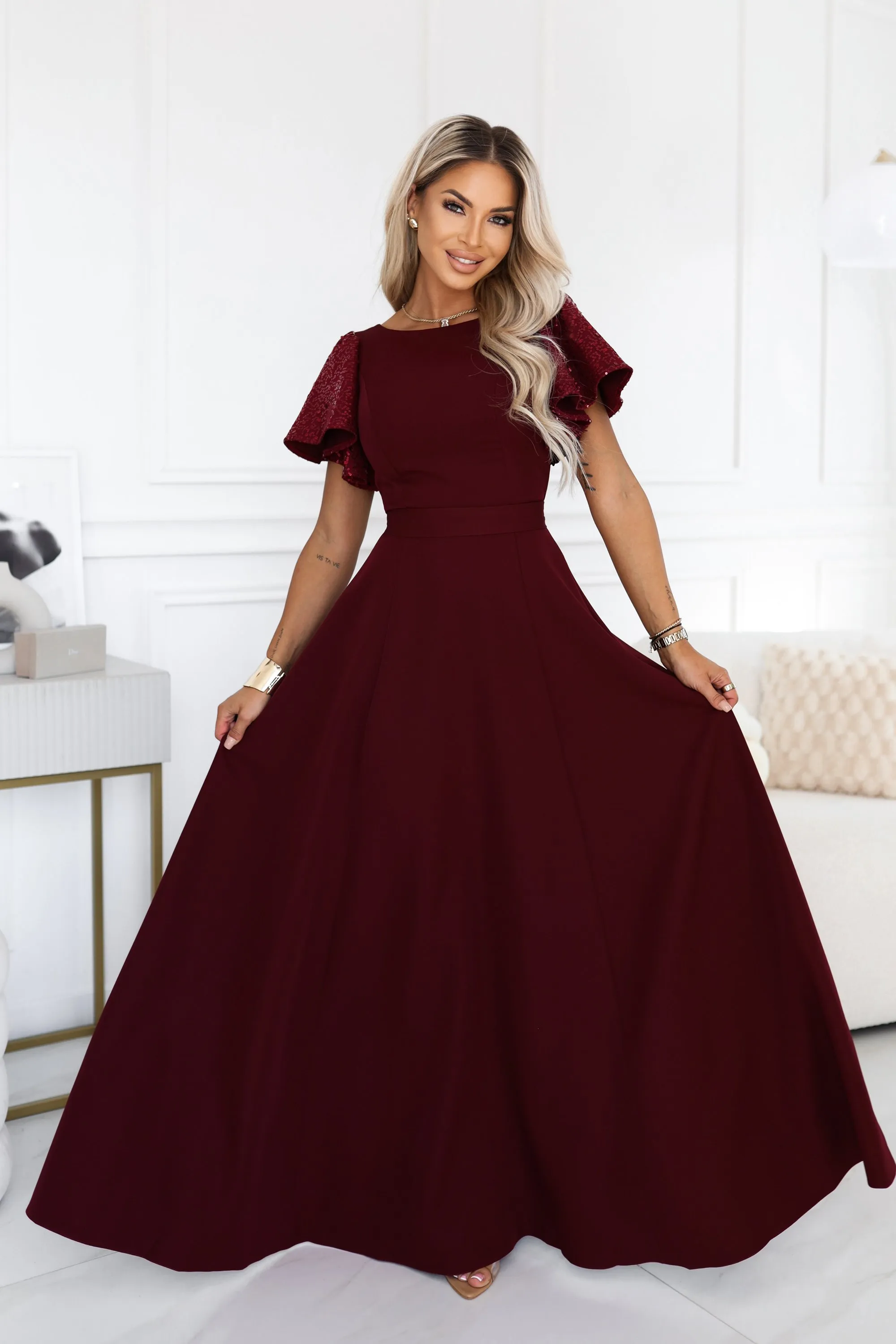 694-3 MIRELLA Elegancka rozkloszowana sukienka maxi z cekinowymi rękawami - bordowa