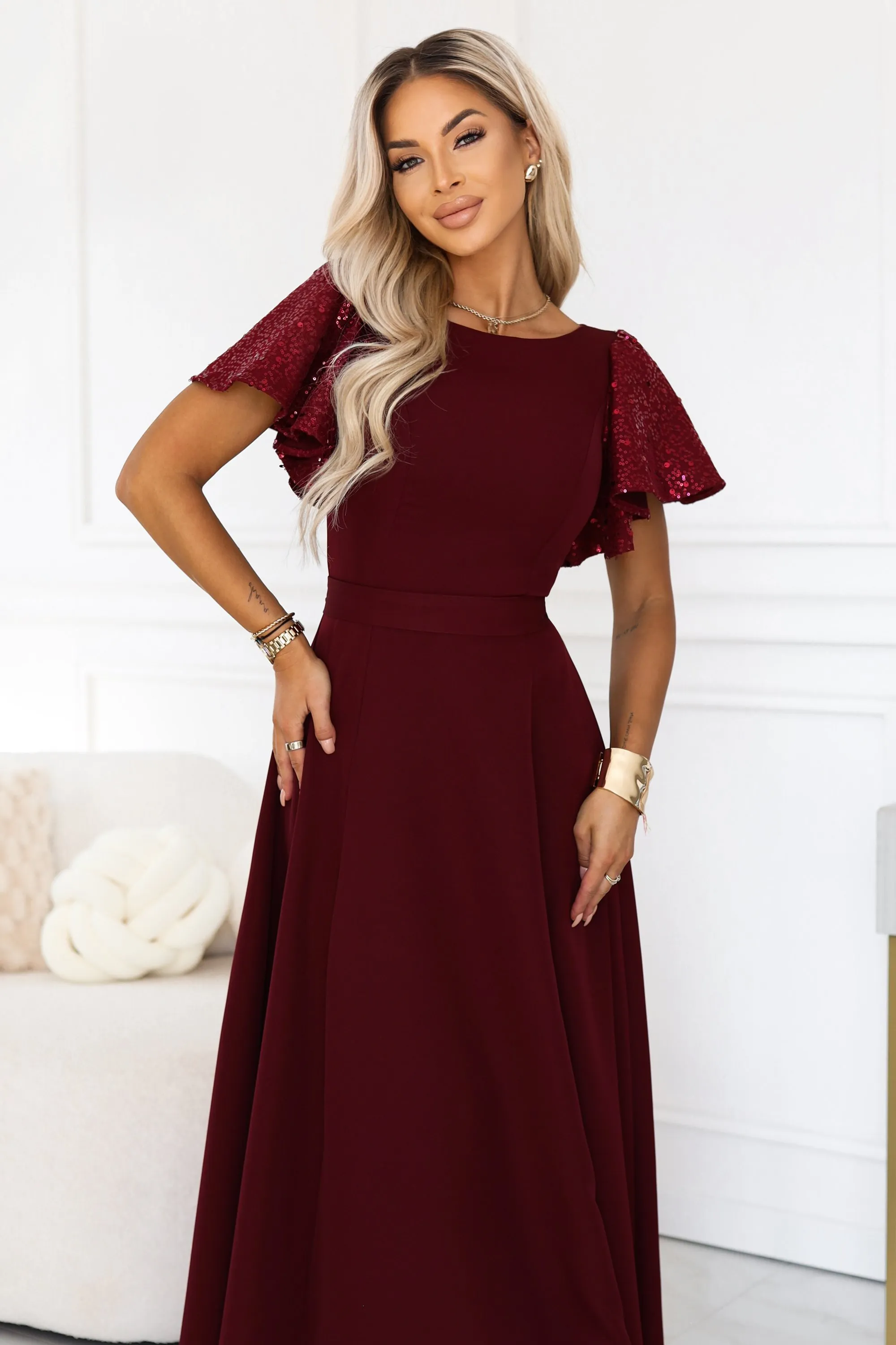 694-3 MIRELLA Elegancka rozkloszowana sukienka maxi z cekinowymi rękawami - bordowa