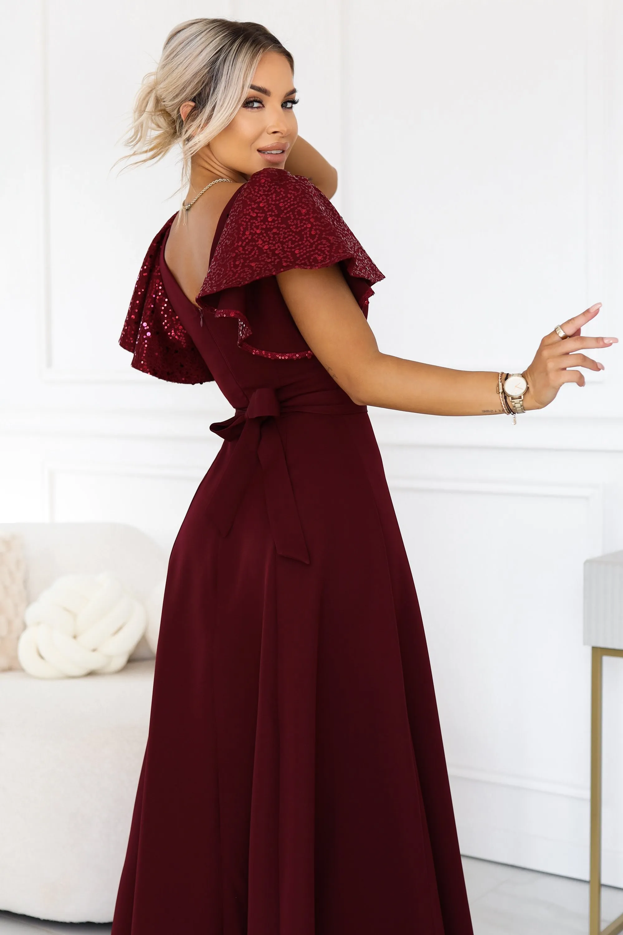 694-3 MIRELLA Elegancka rozkloszowana sukienka maxi z cekinowymi rękawami - bordowa