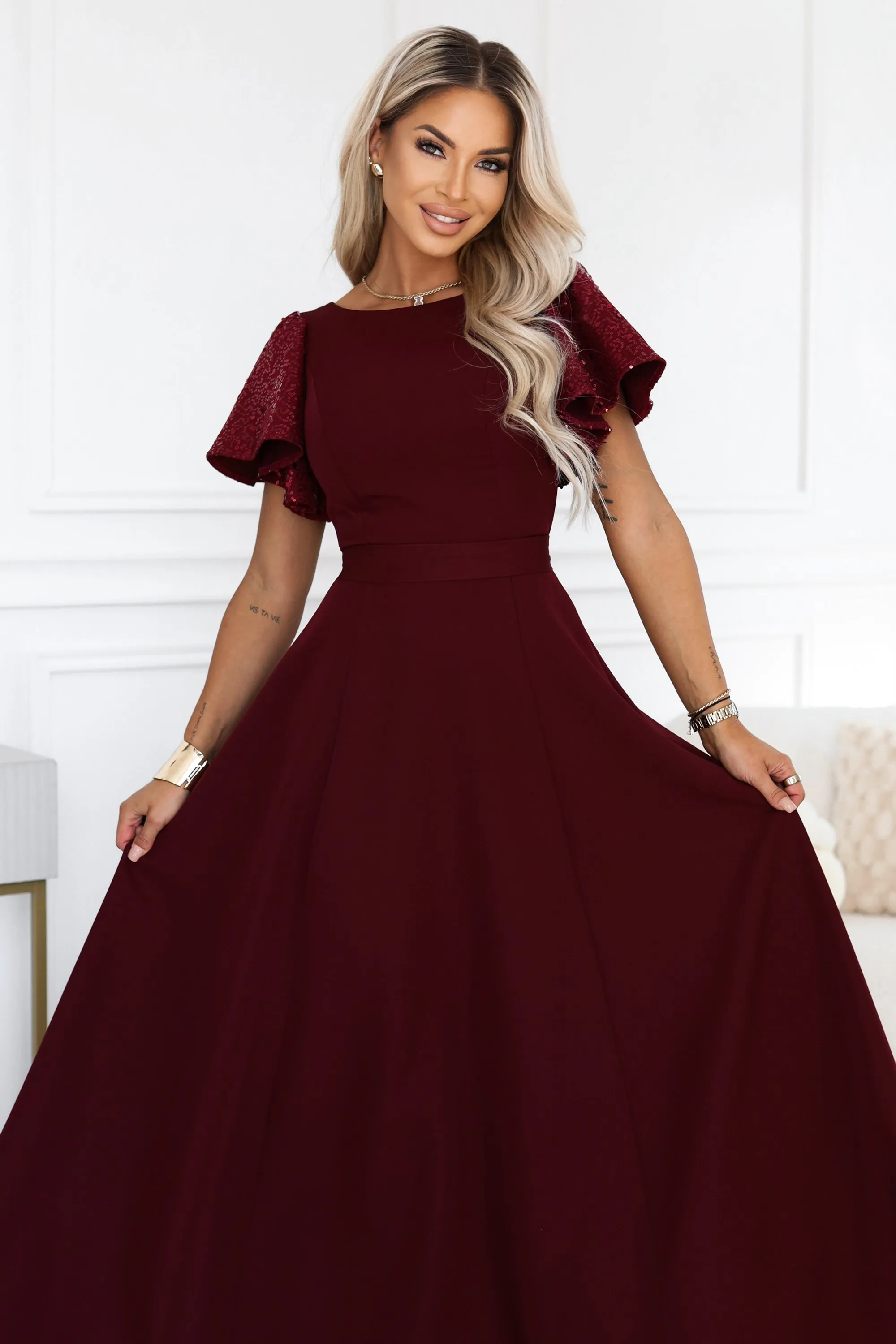 694-3 MIRELLA Elegancka rozkloszowana sukienka maxi z cekinowymi rękawami - bordowa