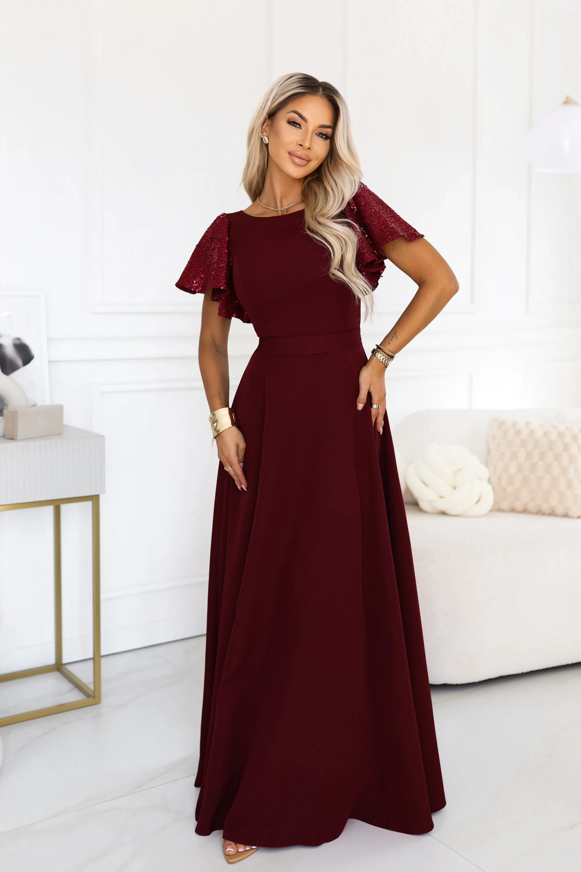 694-3 MIRELLA Elegancka rozkloszowana sukienka maxi z cekinowymi rękawami - bordowa