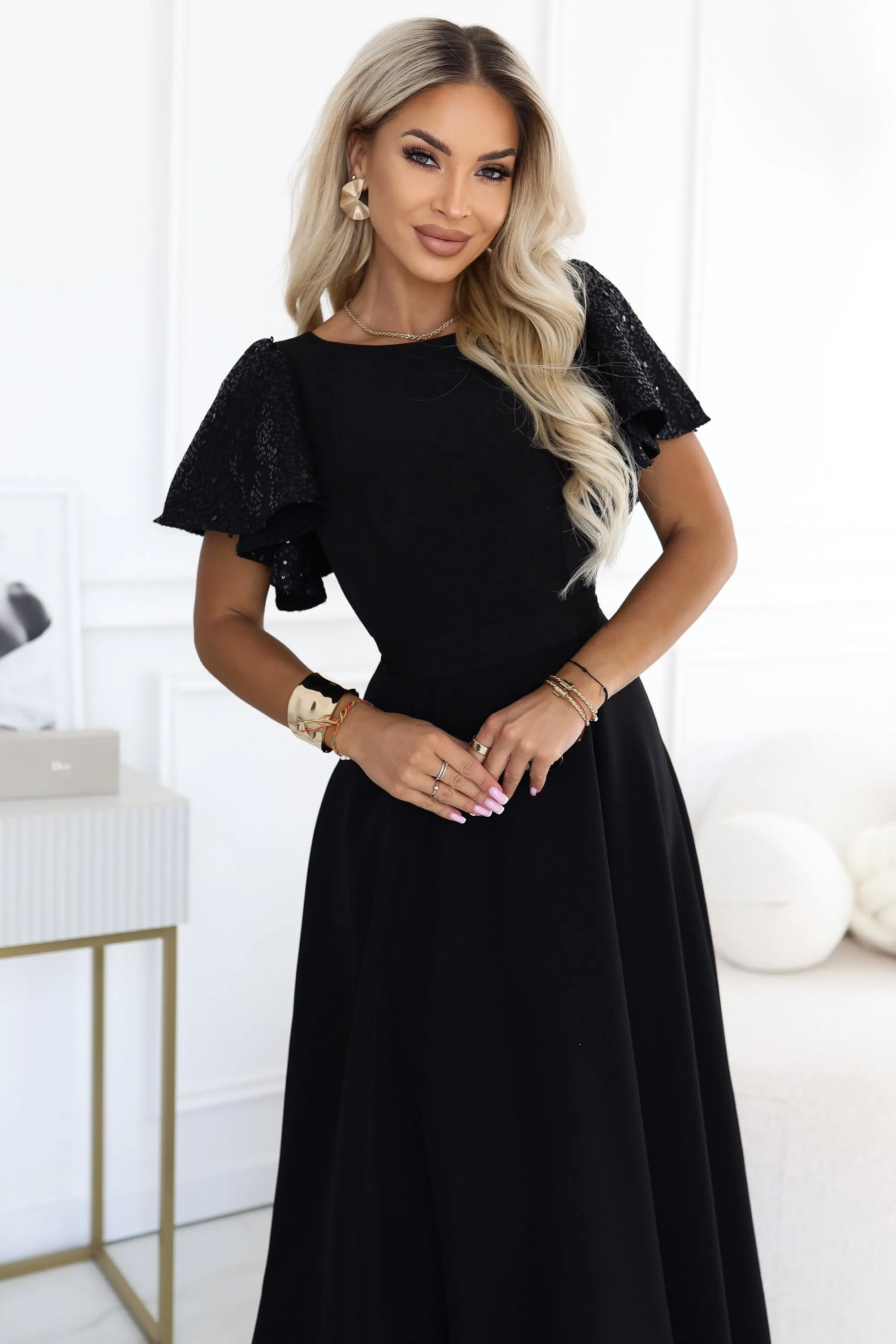 694-1 MIRELLA Elegancka rozkloszowana sukienka maxi z cekinowymi rękawkami - czarna