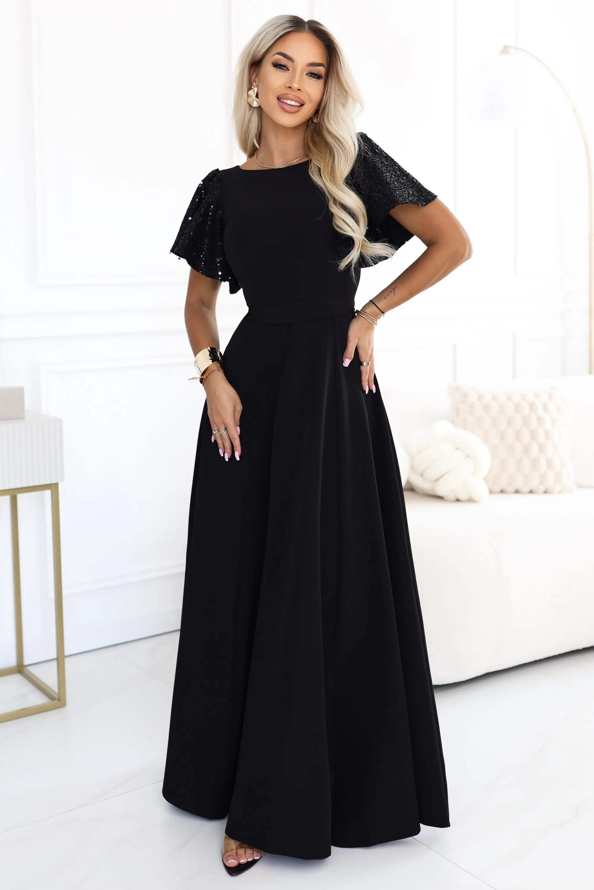 694-1 MIRELLA Elegancka rozkloszowana sukienka maxi z cekinowymi rękawkami - czarna