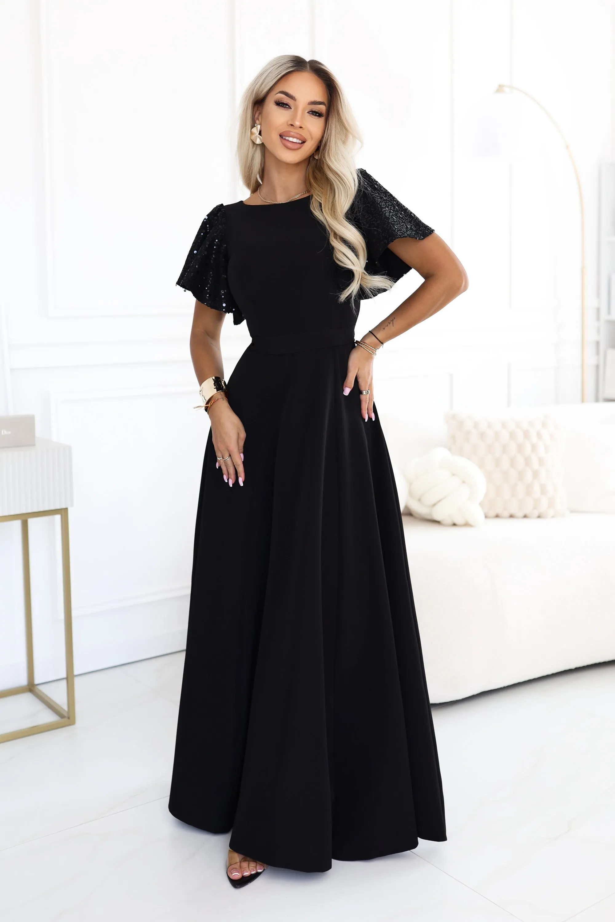 694-1 MIRELLA Elegancka rozkloszowana sukienka maxi z cekinowymi rękawkami - czarna