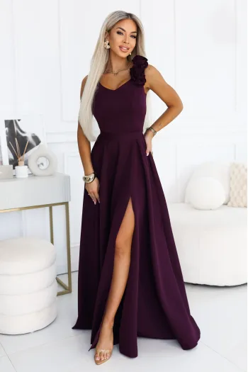643-11 Elegancka wieczorowa suknia maxi z rozcięciem i różami - dojrzała śliwka