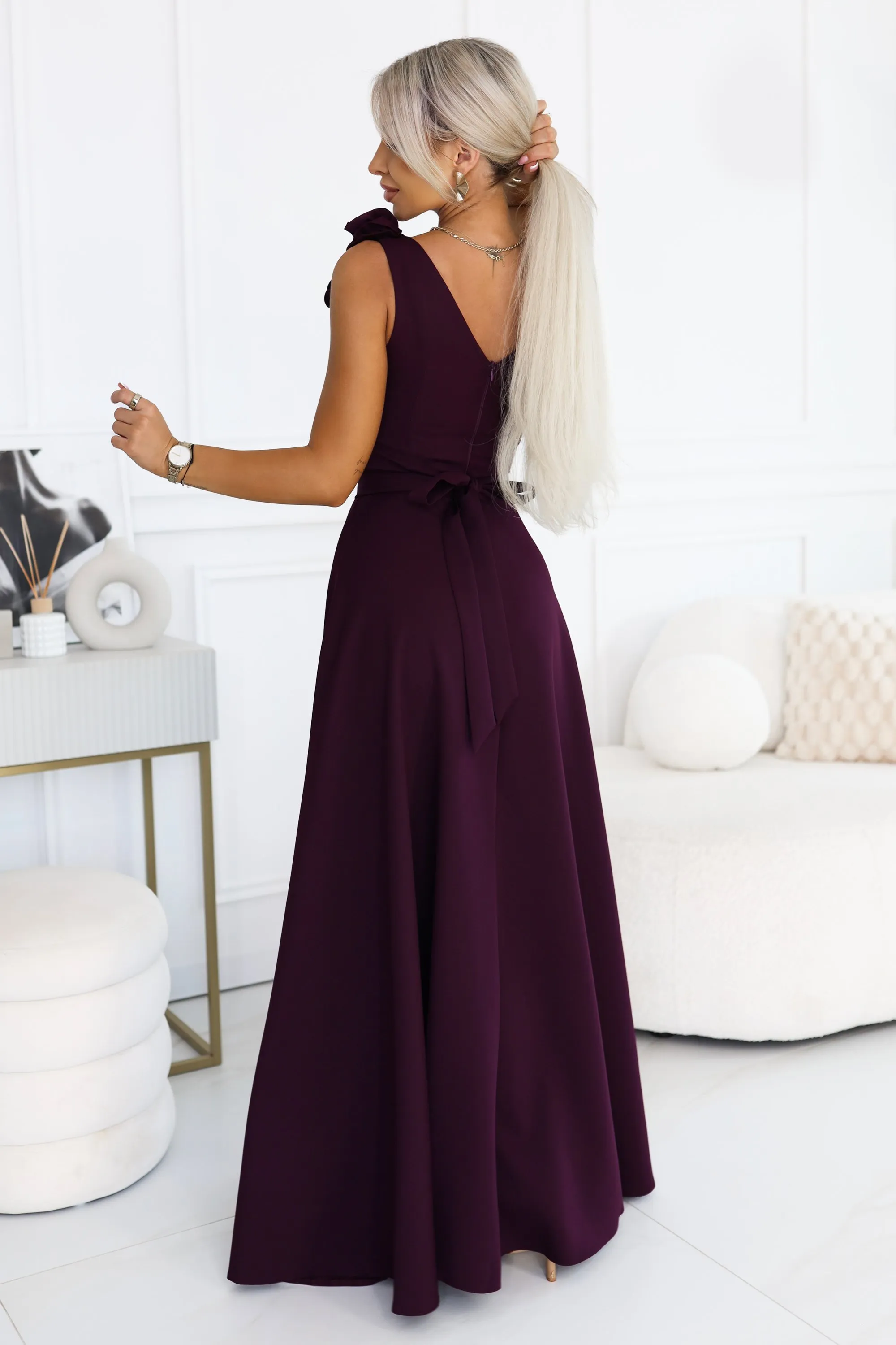 643-11 Elegancka wieczorowa suknia maxi z rozcięciem i różami - dojrzała śliwka