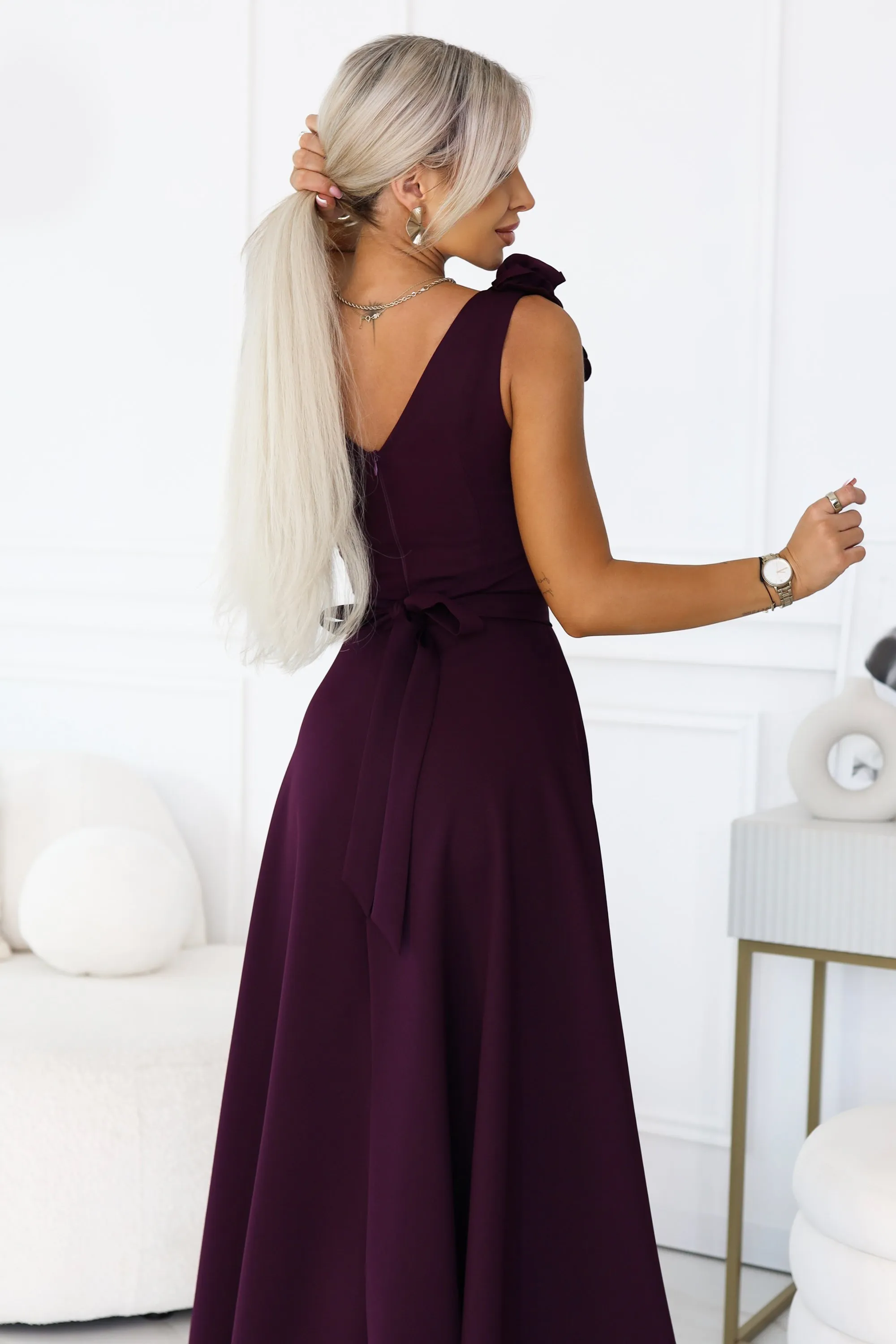 643-11 Elegancka wieczorowa suknia maxi z rozcięciem i różami - dojrzała śliwka