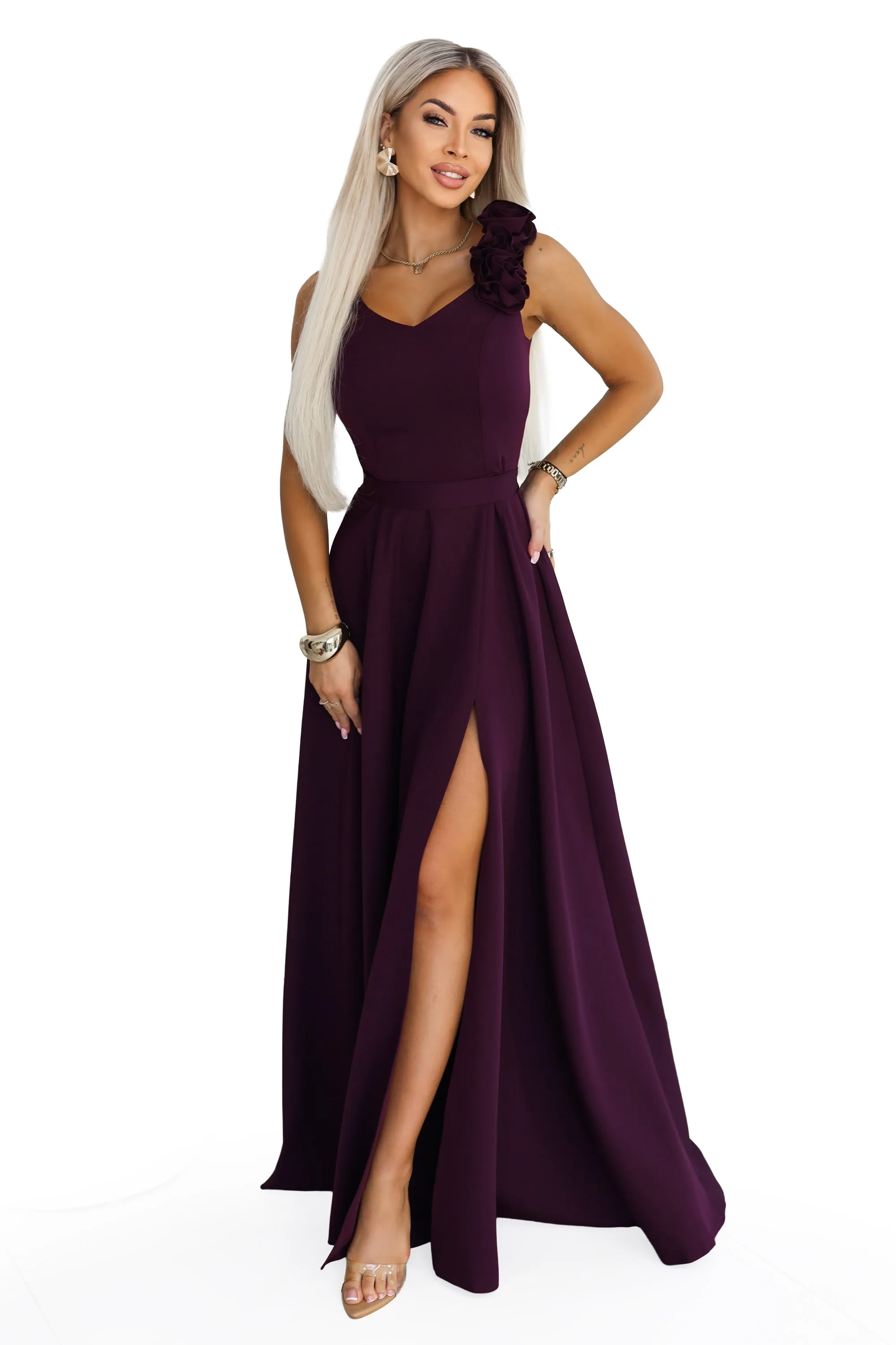 643-11 Elegancka wieczorowa suknia maxi z rozcięciem i różami - dojrzała śliwka