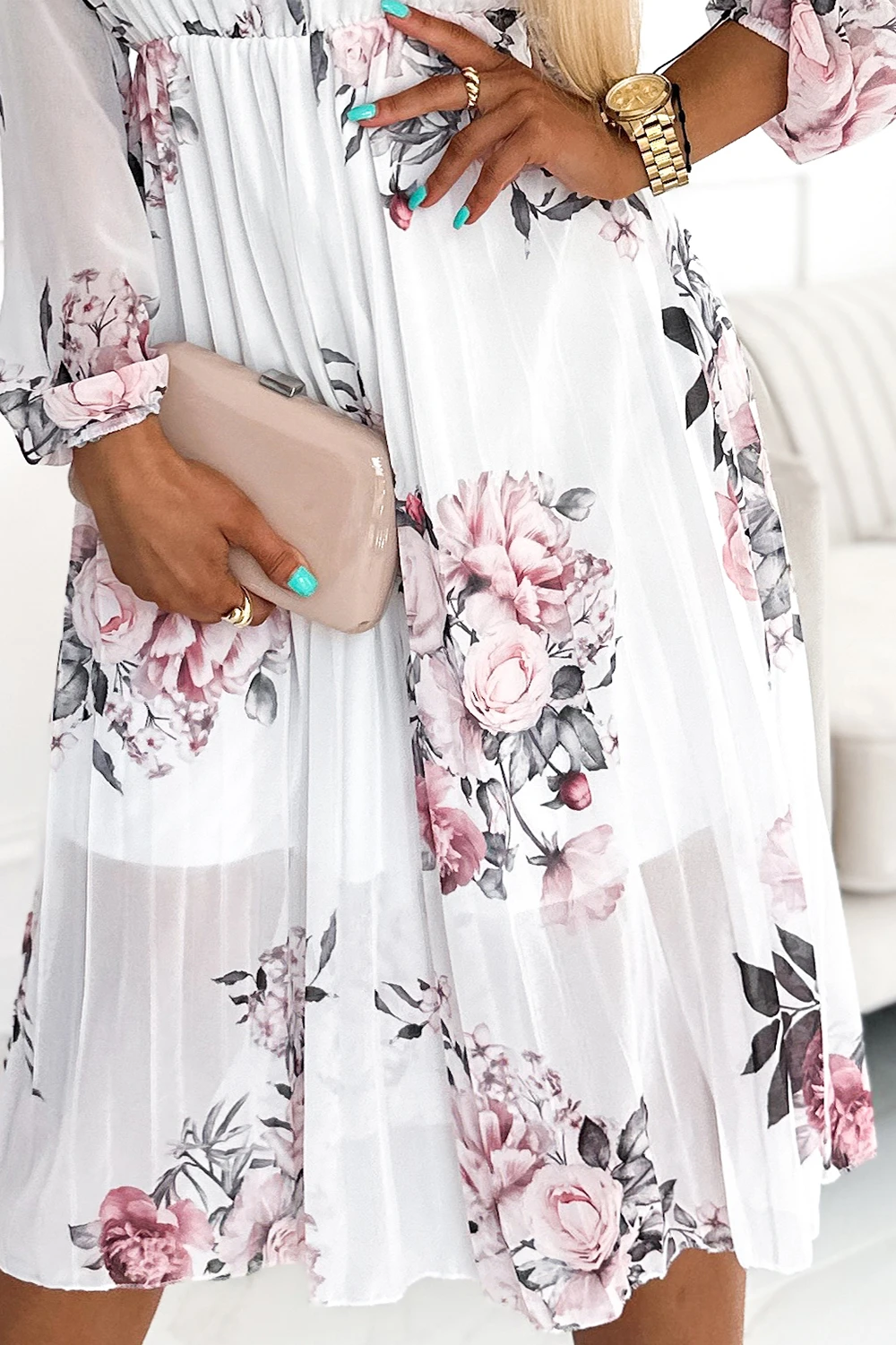 449-6 CARLA Plisowana sukienka midi z guziczkami i długim rękawkiem - RÓŻE na białym tle