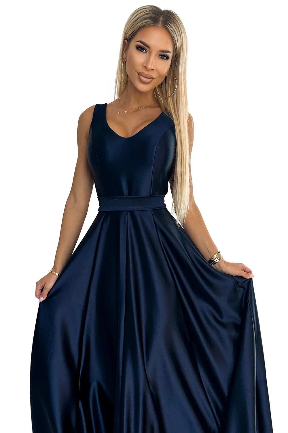 508-1 CINDY długa satynowa suknia z dekoltem i kokardą - GRANATOWA